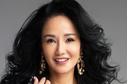 Diva Hồng Nhung U60 lại 'cắp sách đến trường'