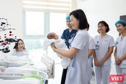 Ca sinh ba hiếm gặp: Bé đầu chào đời trước hai bé sau gần 38 giờ