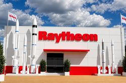 Hải quân Mỹ ký hợp đồng 24,4 tỷ USD mua tên lửa SM-6 của Raytheon