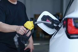 Xe xăng lần đầu mất thế đa số trên thị trường ô tô toàn cầu