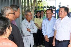 Phó Bí thư Tỉnh ủy An Giang Đinh Văn Nơi hỗ trợ 4 hộ bị hỏa hoạn ở Vĩnh Tế