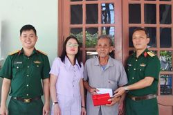 Trao hỗ trợ nhân chứng cung cấp thông tin giúp quy tập 3 hài cốt liệt sĩ
