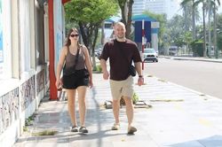 Tổ chức lại không gian, dành vỉa hè cho người đi bộ