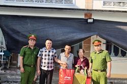 Công an xã Bình Hiệp đưa người đàn ông đi lạc hơn 40 km về với gia đình