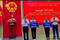 Đại biểu HĐND xã Ia Hiao đối thoại với thiếu nhi