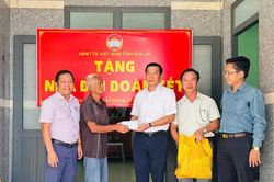 Xã Nhơn Châu: Bàn giao 2 căn nhà “Đại đoàn kết” cho các hộ khó khăn về nhà ở