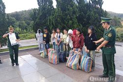 Trao trả 9 người quốc tịch Lào nhập cảnh trái phép vào Việt Nam