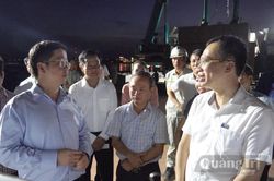 Đồng chí Chủ tịch UBND tỉnh kiểm tra tình hình thực hiện một số dự án trên địa bàn phường Đồng Hới