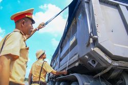 Hà Nội: Một tuần, CSGT xử lý hàng trăm xe tải vi phạm, nhiều xe chở quá tải trọng