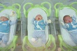 Kỳ tích sinh 3 cực non tháng, các bé chào đời cách nhau 36 giờ