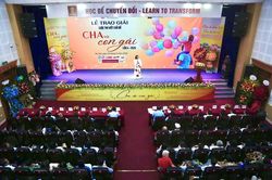 Hành trình 'Cha và con gái' lần thứ 4: Từ những trang viết đến khoảnh khắc vinh danh