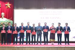 Thành uỷ Hà Nội bế giảng lớp đào tạo, bồi dưỡng cán bộ của Thủ đô Viêng Chăn (Lào)
