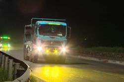 Xe chở vật liệu quá tải vẫn len lỏi qua đường cấm
