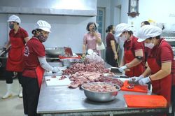 Nghệ An siết chặt quản lý bữa ăn bán trú của học sinh