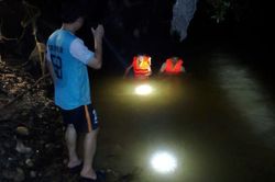 Cứu 2 cháu nhỏ mắc kẹt tại bãi bồi giữa dòng nước xiết