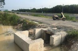 Đồng Nai:  Đường dân sinh ven cao tốc Biên Hòa - Vũng Tàu mới làm đã xuống cấp, tiềm ẩn TNGT