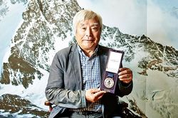 Ai là người cao tuổi nhất chinh phục Everest?