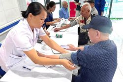 Người cao tuổi, người bệnh nặng sẽ được khám sức khỏe tại nhà