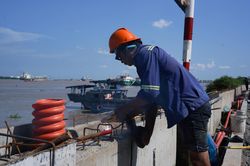 Công nhân 'đội nắng, thắng mưa' thi công đê kè tại siêu dự án ở TP.HCM