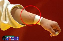 Võ sĩ Trung Quốc cắn tay đối thủ Nhật Bản, lập tức bị truất quyền thi đấu ở ASIAD