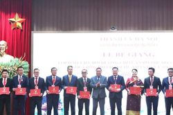 Thành ủy Hà Nội bế giảng lớp đào tạo, bồi dưỡng cho cán bộ Thủ đô Viêng Chăn (Lào)
