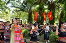 Bạn bè quốc tế hào hứng trải nghiệm di sản văn hóa Việt Nam tại Hà Nội