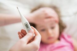 Thấy con sốt liền săn lùng Tamiflu: Sai lầm tai hại mùa cúm và 7 khuyến cáo khẩn từ Bộ Y tế