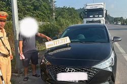 Lái xe bị phạt tới 14 triệu đồng khi chạy xe biển trắng thu 120.000 đồng của khách