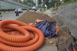 Nhiều tuyến phố trung tâm Hà Nội ngổn ngang vì vỉa hè được đào xới để cải tạo