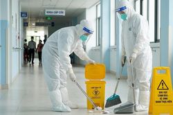 Khi chất thải y tế tràn đổ, nhân viên bệnh viện cần làm gì?