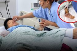 Bé trai 8 tuổi bật khóc hỏi mẹ 'sao tay con lại mọc dưới chân