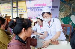 Cần Thơ: Hàng trăm phụ nữ khó khăn ở nông thôn được khám bệnh, cấp thuốc miễn phí