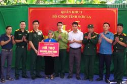 Bàn giao nhà tình nghĩa tặng thân nhân liệt sĩ tại Sơn La