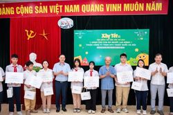 Xây Tết 2026: Trao tặng 50 suất học bổng cho con em công nhân thoát nước Hà Nội