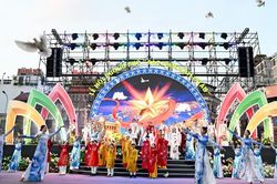 [Ảnh] 18 quốc gia hội tụ tại Lễ hội 'Sắc màu năm châu'