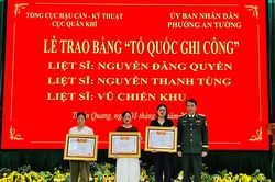 Trao bằng 'Tổ quốc ghi công' đến thân nhân liệt sĩ