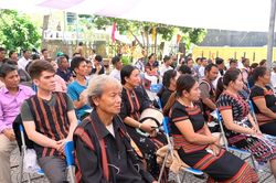 Hỗ trợ người dân Tà Lang - Giàn Bí thực hiện thủ tục hành chính về đất đai