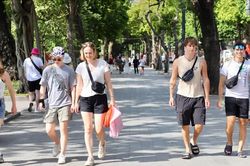 Phố cổ Hà Nội chớm mùa cao điểm: Nhiều khách sạn kín phòng cuối tuần