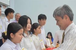 TPHCM trao 372 suất học bổng khuyến học cho học sinh, sinh viên vượt khó