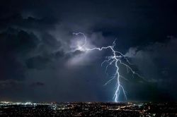 Vì sao tia sét luôn tạo thành những đường zic zắc trên bầu trời?