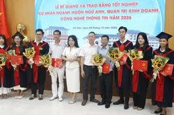 Hơn 100 sinh viên hệ vừa làm, vừa học HUBT nhận bằng tốt nghiệp