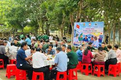 Đồn Biên phòng Phước Thuận đồng hành cùng ngư dân vươn khơi, bám biển