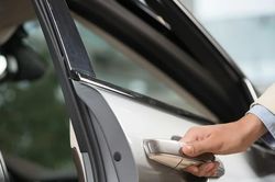 Đóng cửa ô tô mạnh có thể làm hỏng các bộ phận bên trong