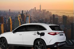 Xe Mercedes bán chạy nhất Việt Nam thêm bản hybrid, giảm giá bản xăng