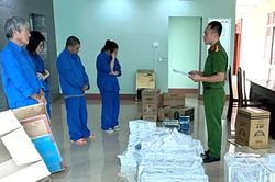 4 người trong một gia đình cùng bị khởi tố, công an thu giữ gần 9000 gói thuốc lá nhập lậu