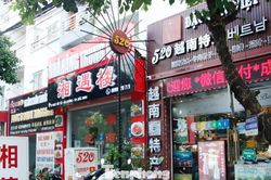 Biển hiệu chữ nước ngoài 'lấn át' tiếng Việt trên đường phố Bắc Ninh