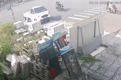 Camera ghi lại vụ bé trai 15 tuổi lên xe tải phóng vút đi