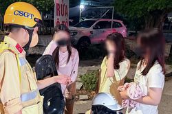 Nữ sinh lớp 12 chở 'kẹp 3', mang theo 6 mũ bảo hiểm nhưng không đội