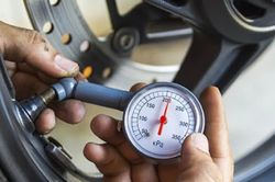 Lốp xe máy bơm càng căng càng tiết kiệm xăng, đúng hay sai?