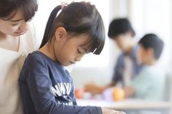 'Con nhà người ta' và cái bẫy so sánh khiến trẻ ngày càng tự ti
